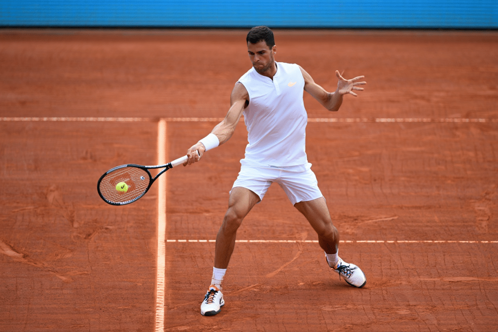 Technique et appui du revers à une main au tennis