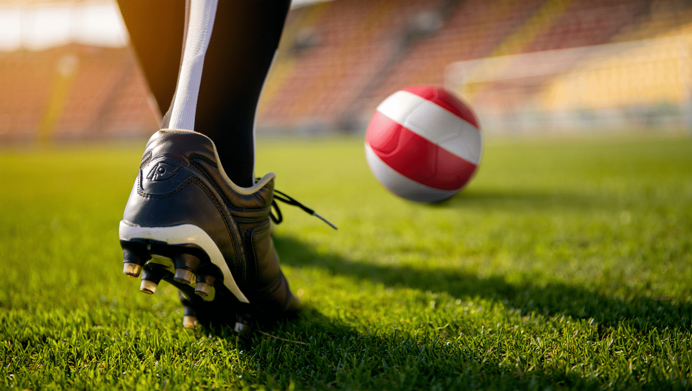 Joueur espagnol à Monaco : crampons sur la pelouse du stade Louis-II