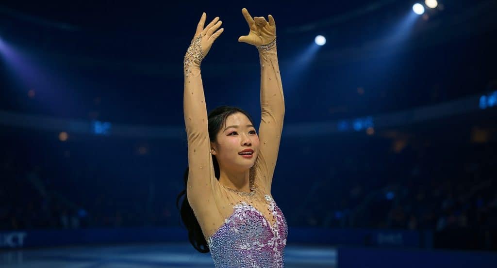 Ami Nakai, patineuse japonaise medaillee de bronze aux JO 2026, salue le public
