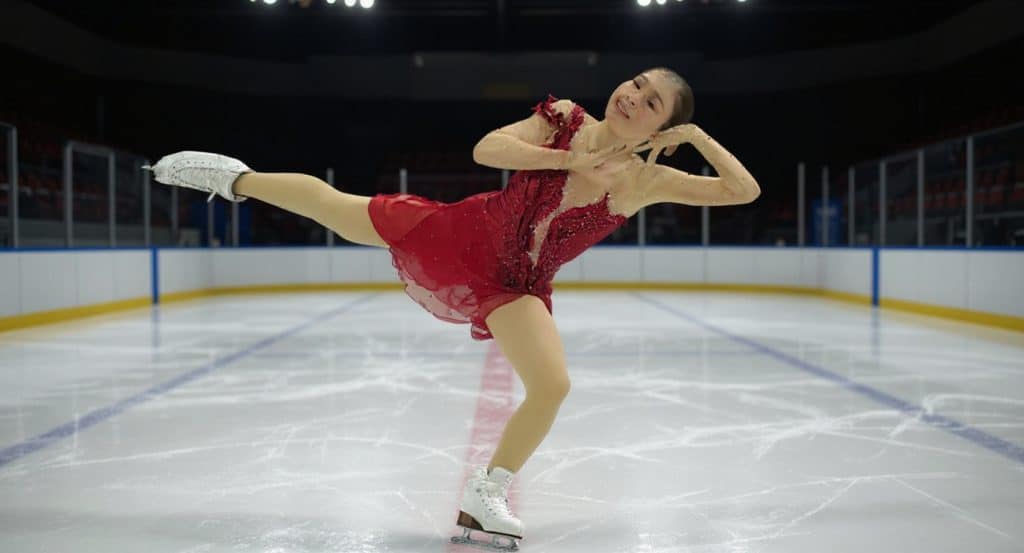 Mone Chiba en pleine arabesque sur la glace lors d'un programme libre